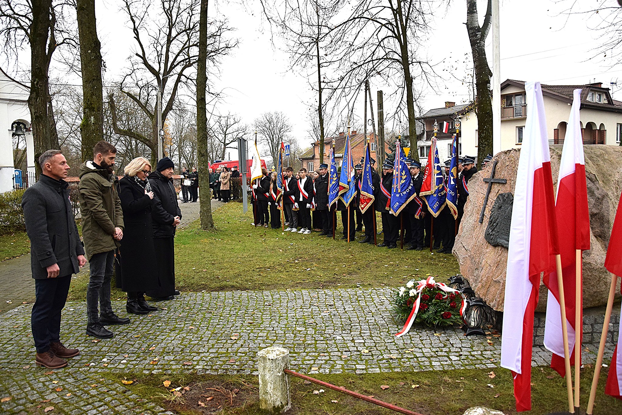 Poczty sztandarowe i przedstawiciele gminy przy Pomniku