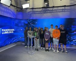 Zdjęcie grupowe młodzieży na tle Panoramy Lubelskiej w TVP 3 Lublin.