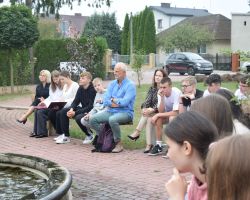 Zdjęcie przedstawia uczniów uczestniczących w Narowodym Czytaniu.