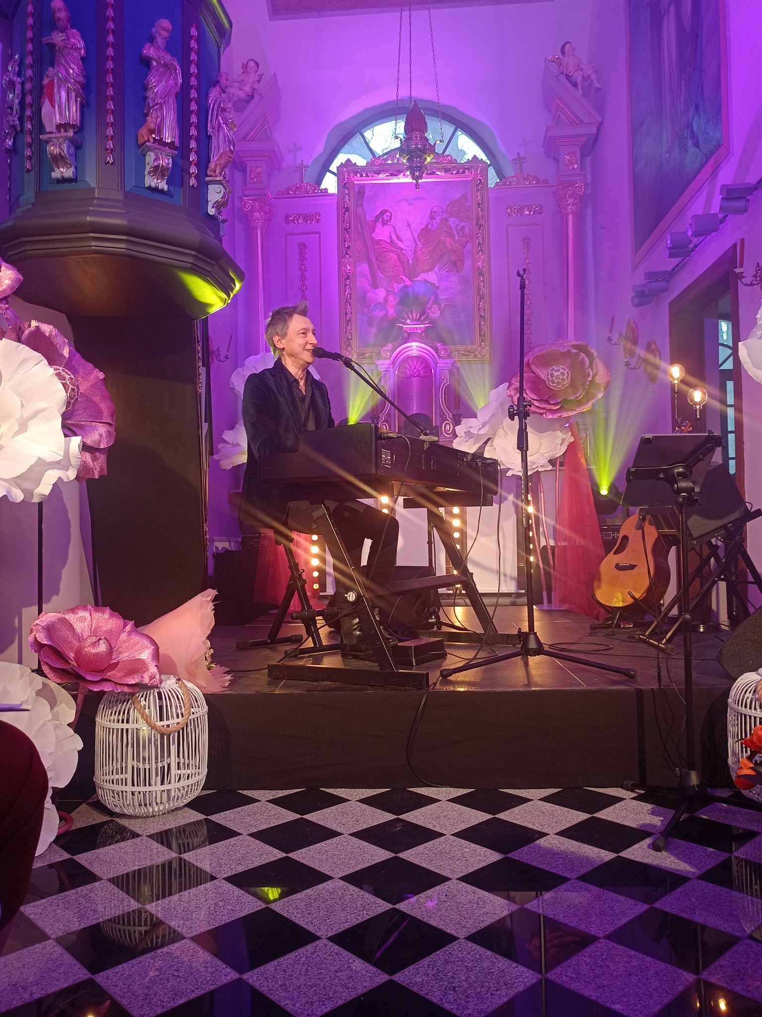 Na zdjęciu Maciej Miecznikowski gra na pianinie